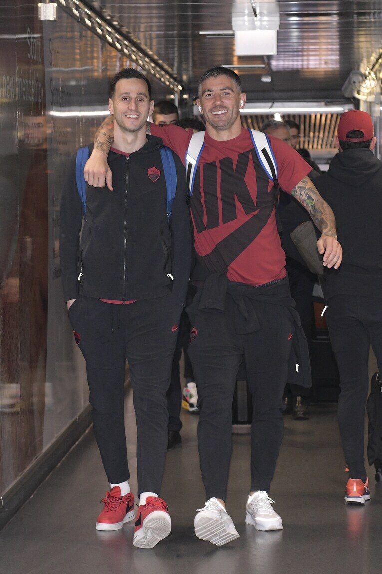 Roma, viaggio in aereo per Torino: pollice all'insù per la sfida alla Juve