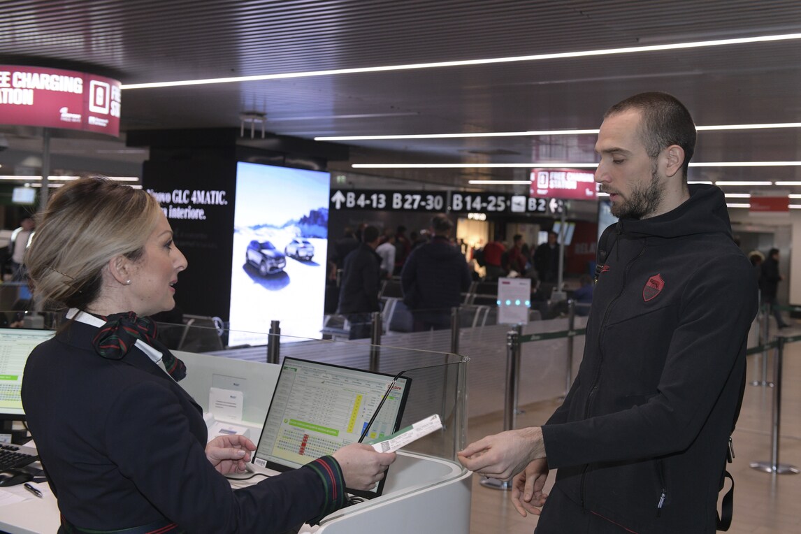 Roma, viaggio in aereo per Torino: pollice all'insù per la sfida alla Juve