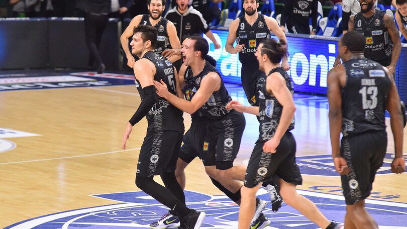 Trento piega Sassari sulla sirena, la Virtus Bologna vince e allunga