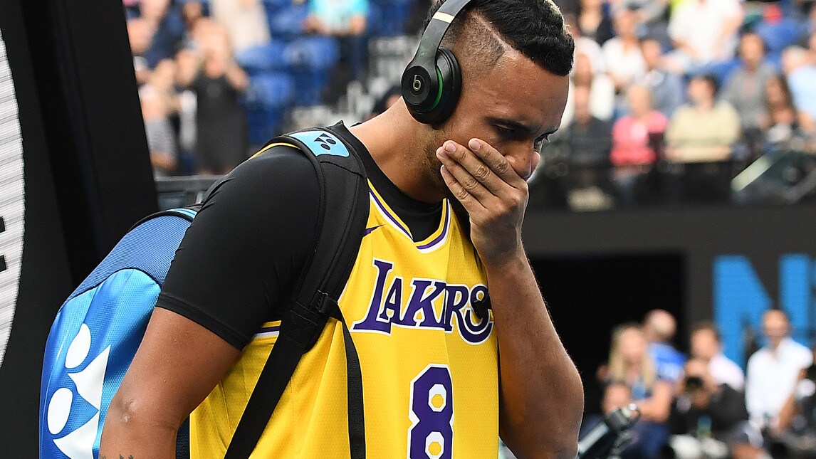 Kyrgios, riscaldamento contro Nadal agli Australian Open con la maglia di Kobe Bryant