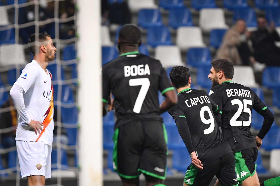 La squadra di De Zerbi vince 4-2 dopo essersi portata sul triplo vantaggio alla fine del primo tempo: doppietta di Caputo, Djuricic e Boga. Per i giallorossi gol del bosniaco e di Veretout su rigore. Rosso a Pellegrini, esordio per Carles Perez e Villar