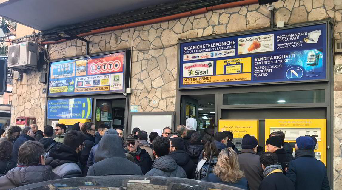 <p>In tantissimi al botteghino per il tagliando della partita di Champions League contro i blaugrana. E c'è anche qualche tifoso argentino...</p>
