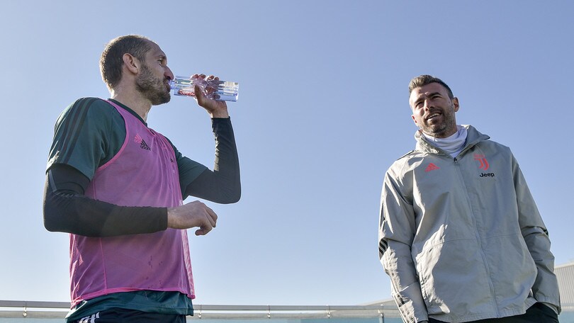 Juve, Chiellini riassaggia il campo: Barzagli lo scorta