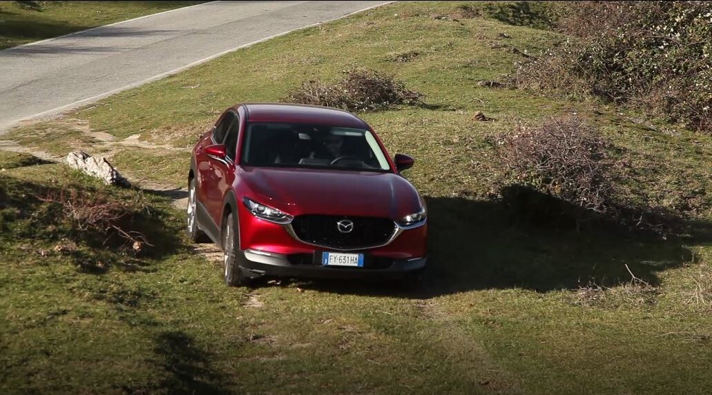 Video Mazda CX-30 AWD: in off-road a caccia di panorami