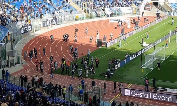 L'abbraccio dei tifosi della Lazio a Mihajlovic