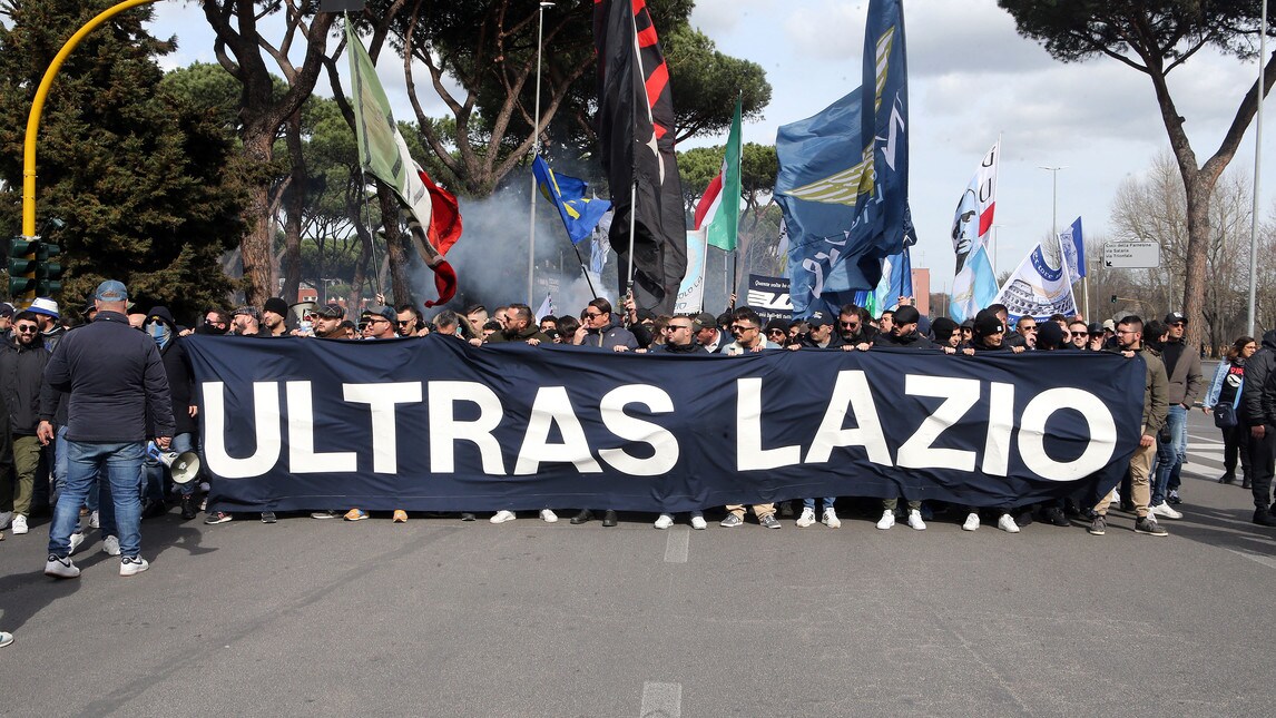 <p>Prima della partita con il Bologna  i tifosi hanno camminato verso lo stadio Olimpico con uno striscione che riportava il nuovo nome</p>
