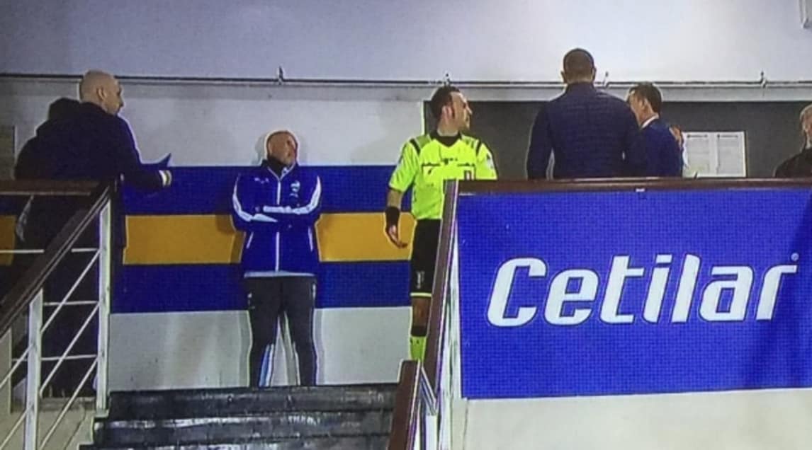 Parma-Spal bloccata mentre i giocatori scendevano in campo
