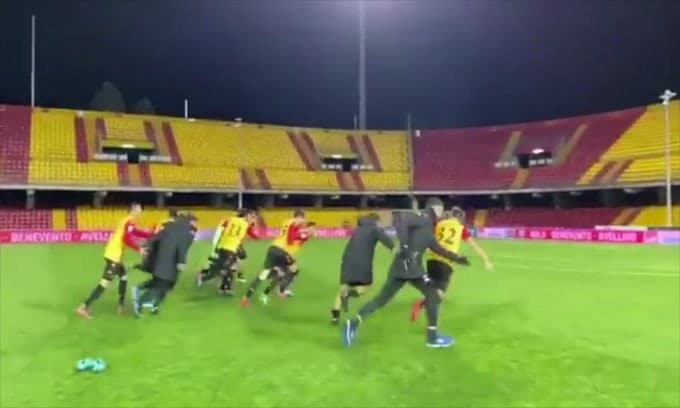 Il Benevento onora i tifosi: il saluto alla curva vuota