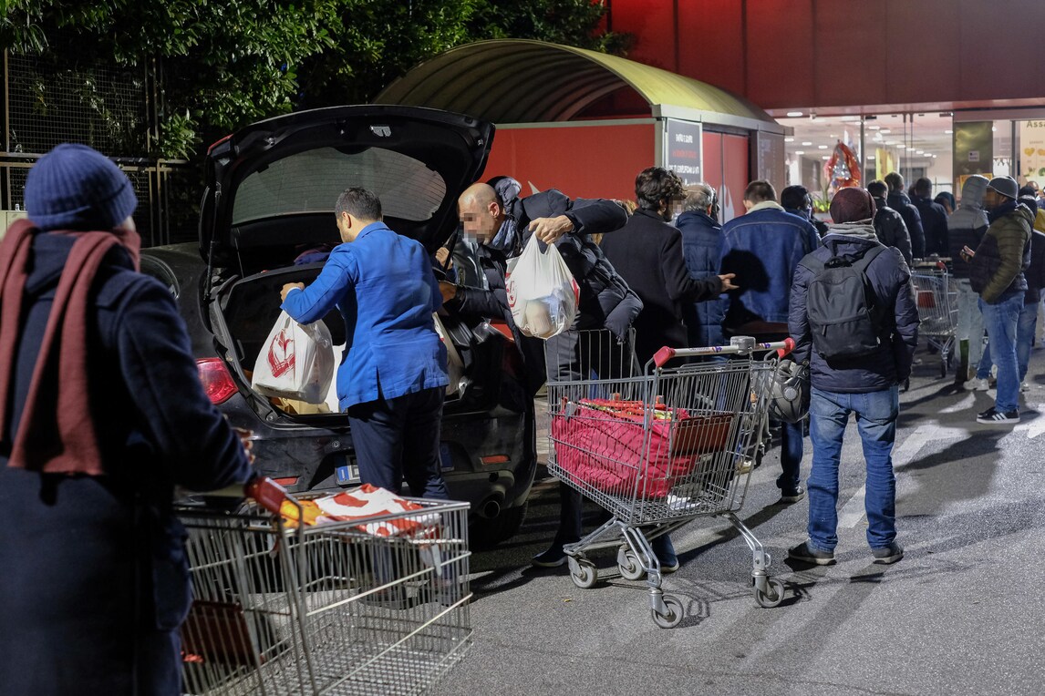 Coronavirus, supermercati presi d'assalto nella notte a Roma