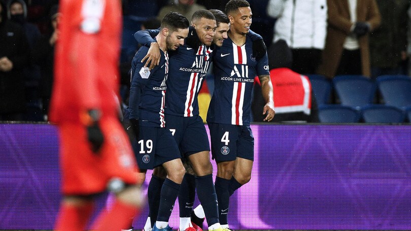 Coronavirus, tifosi Psg riuniti fuori dallo stadio per il match di Champions