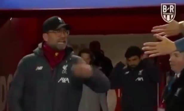 Liverpool, tifosi chiedono il 'cinque'. Klopp è una furia: "Fottuti idioti"