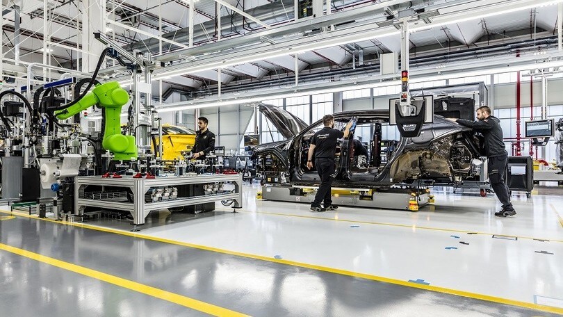 Coronavirus, anche Lamborghini chiude lo stabilimento