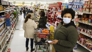 Coronavirus, supermercati presi d'assalto a New York