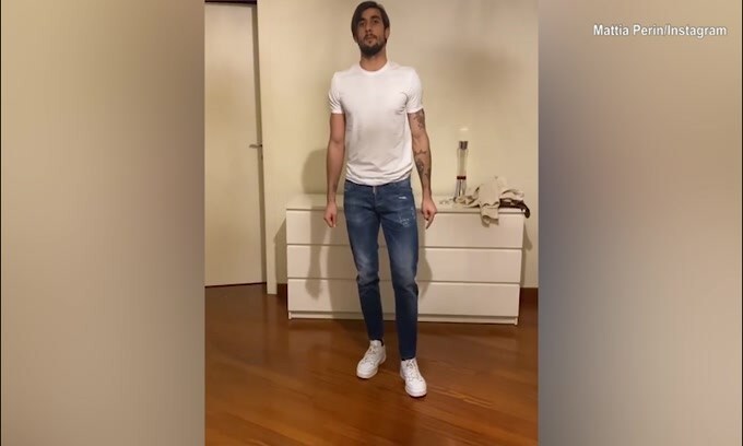 Perin, che disastro i palleggi con la bottiglia!