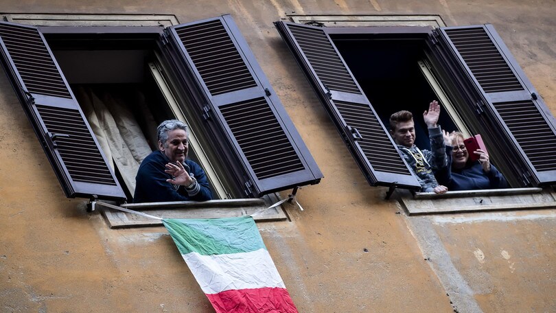Coronavirus, da Roma a Milano: flash mob dalla finestra