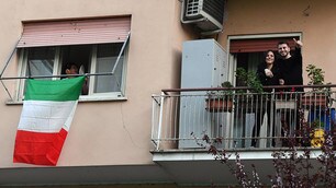 Coronavirus, bandiere al vento nel flash mob di Roma