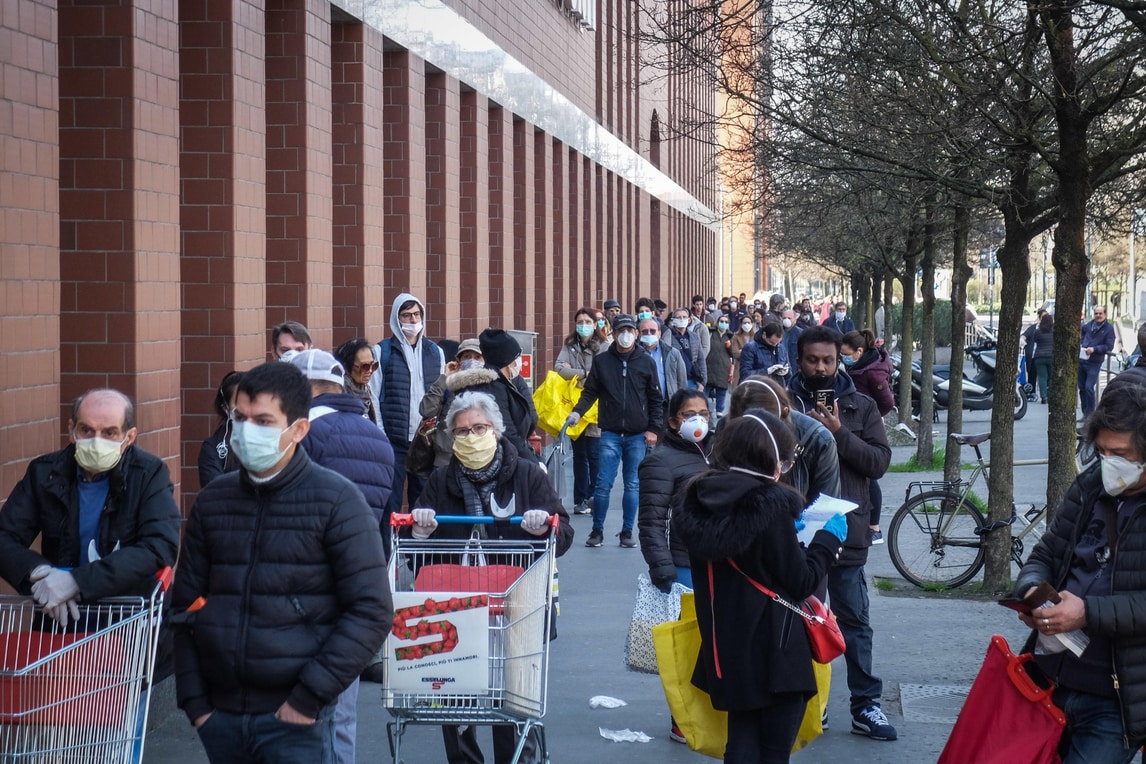 Coronavirus, a Milano code dall'alba nei supermercati