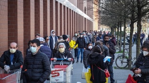 Coronavirus, a Milano code dall'alba nei supermercati