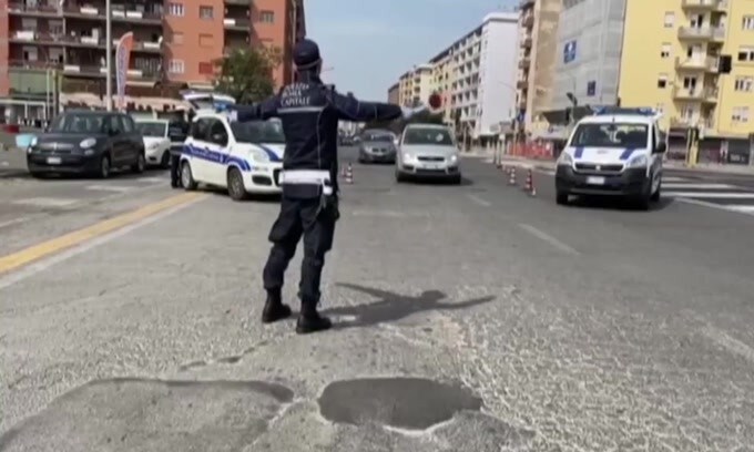 Roma: posti di blocco sulle strade. Il video della Raggi