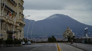 Napoli, strade deserte e neve sul Vesuvio