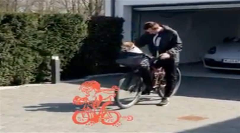 Lazio, l'ex Klose porta a spasso i cani... in bici