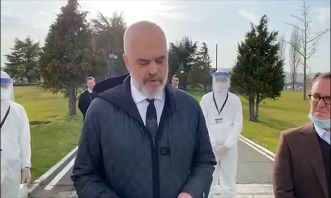 Commovente Edi Rama: "Non abbandoniamo un amico in difficoltà"