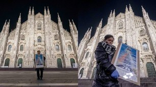 Coronavirus, una fedele prega davanti al Duomo di Milano