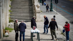 Coronavirus, a Napoli distribuiscono pasti ai più poveri