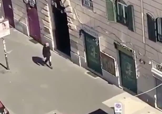 Nostalgia Roma, il tifoso canta a squarciagola il coro per le strade deserte