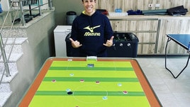 Roma, Taddei replica il suo gol nel derby... Con il subbuteo!