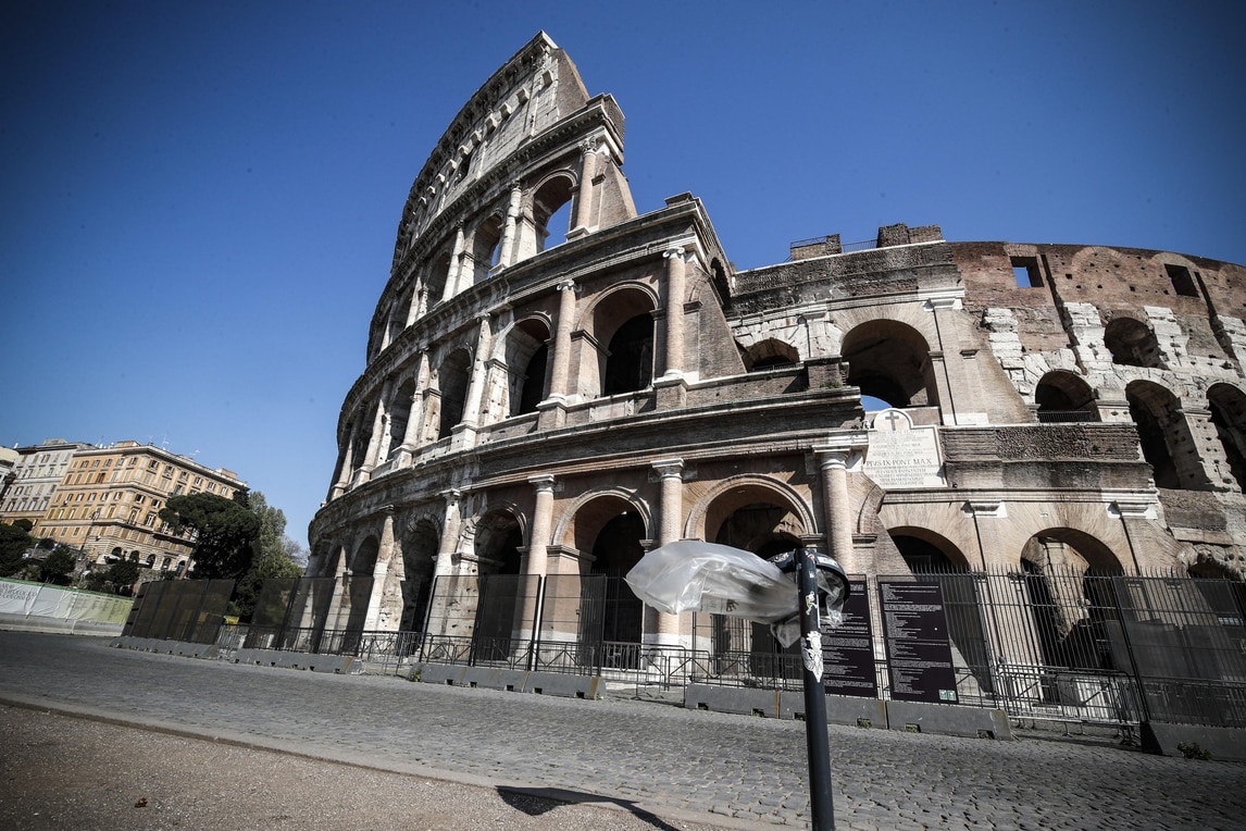 Le strade della Capitale completamente vuote anche nei giorni di festa. Dal Colosseo a Piazza di Spagna, in giro non c'è nessuno