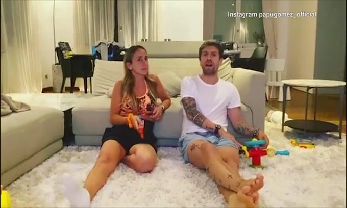 Papu Gomez duetta con la moglie