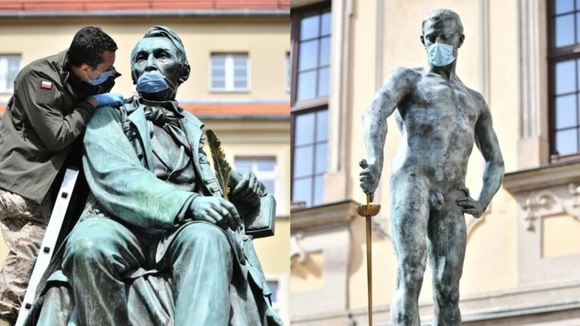 Coronavirus, in Polonia statue con la mascherina