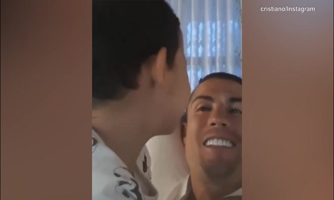 Cristiano Ronaldo insegna al figlio il "siuuuuu"