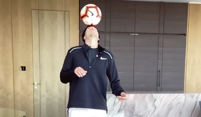 El Shaarawy, super freestyle... Con spogliarello!
