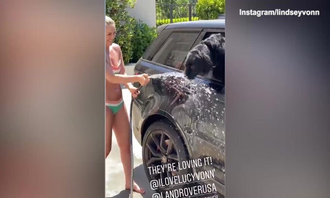 Lindsey Vonn, lavaggio auto in bikini e con due speciali aiutanti