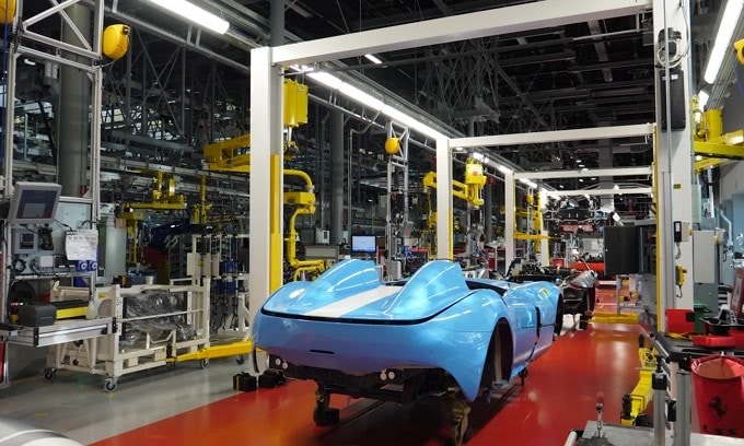 Ferrari: a Maranello e a Modena gli operai danno il via alla Fase 2 VIDEO