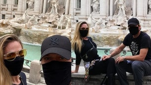 Totti in incognito: giro nel centro di Roma con la mascherina!