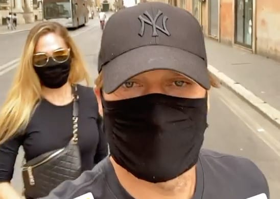 Totti in incognito: giro al centro di Roma con la mascherina
