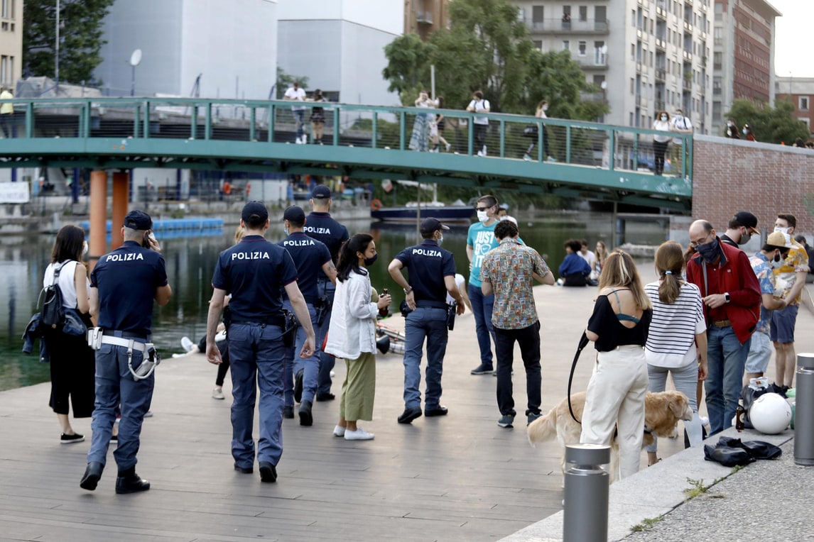 Coronavirus, movida a Milano: la Polizia controlla