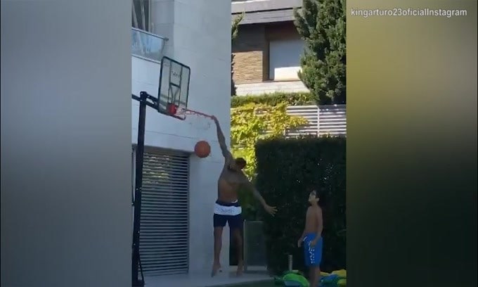 Barca, Vidal sembra una stella Nba!