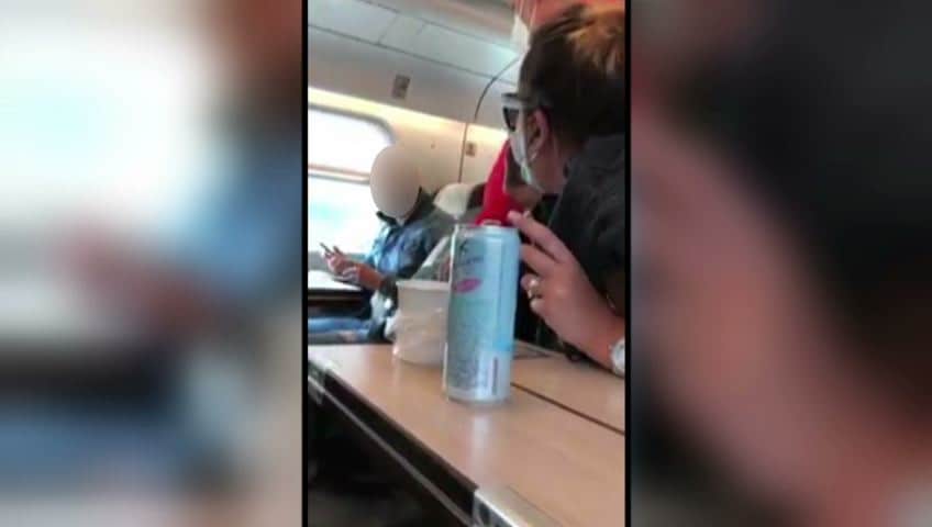 Incredibile rissa in treno per una mascherina: il video diventa virale