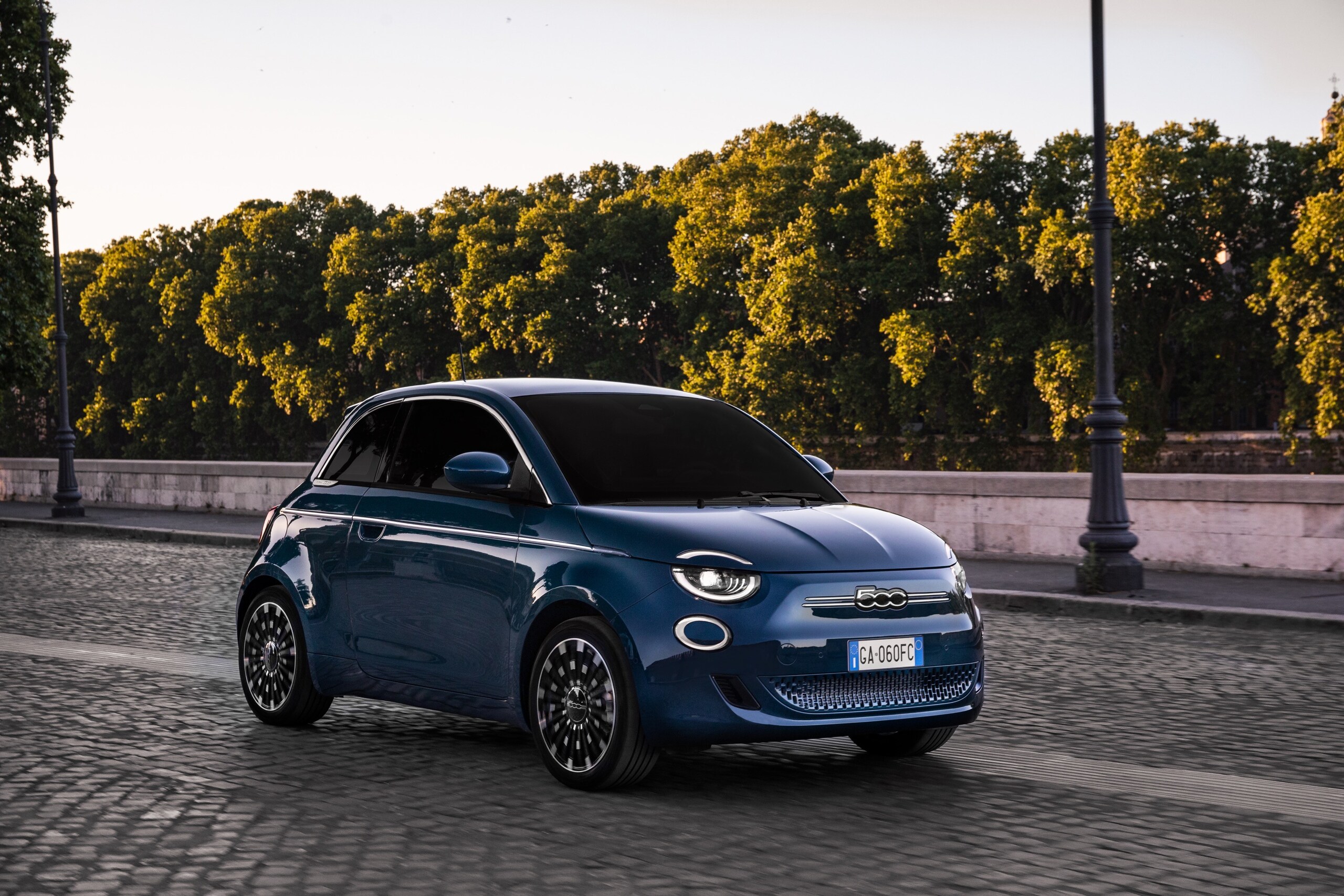Nuova 500 "la Prima" berlina: gli scatti
