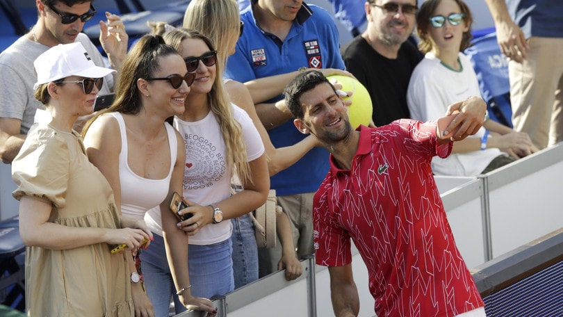 Djokovic infiamma l'Adria Tour, sugli spalti poche mascherine