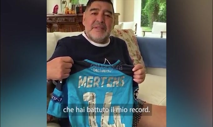 Maradona a Mertens: "Vorrei uno scudetto per la gente di Napoli"