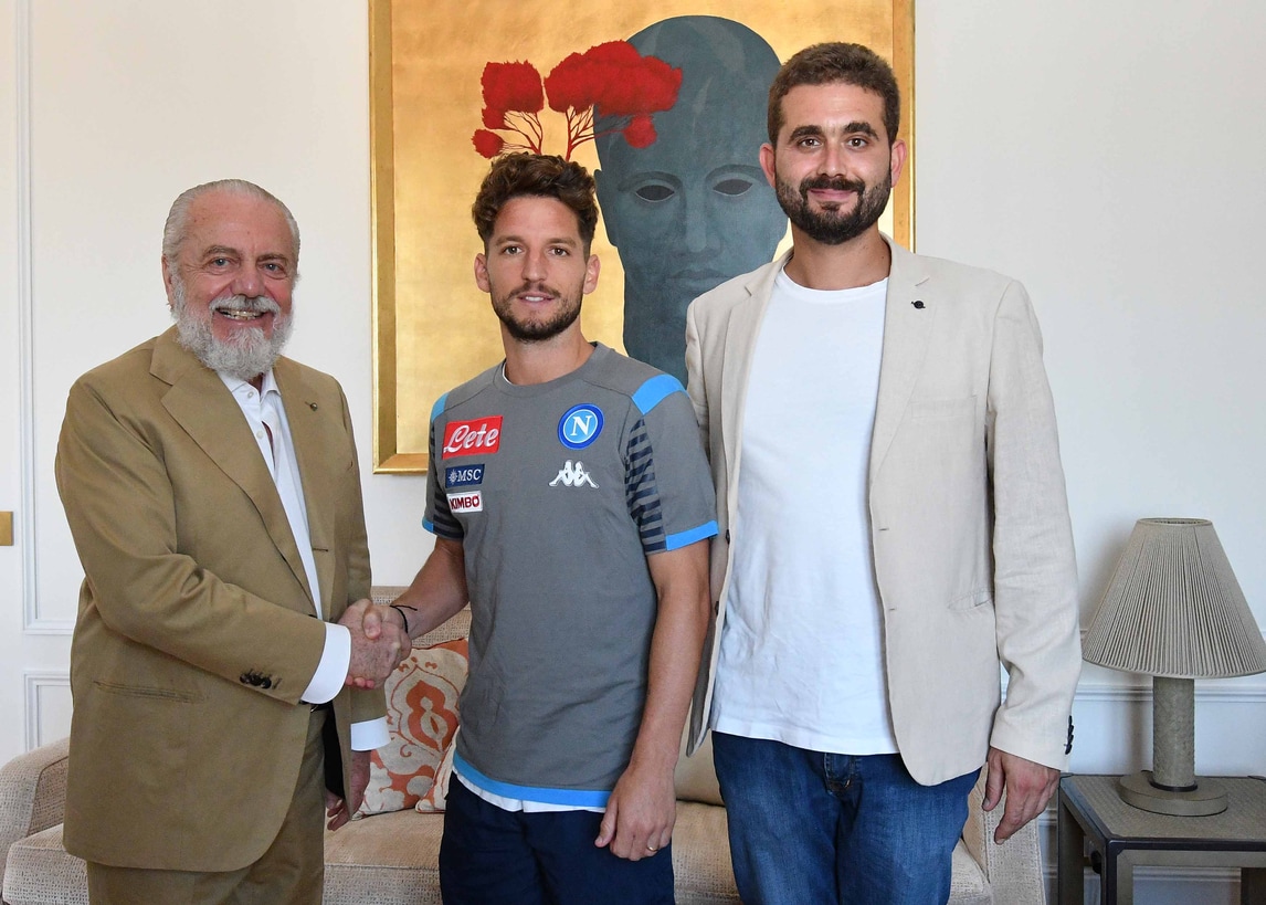 Mertens, stretta di mano con De Laurentiis: le foto della firma