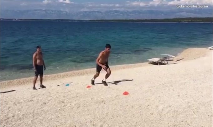 Tennis, per Djokovoic l'allenamento è...in spiaggia!