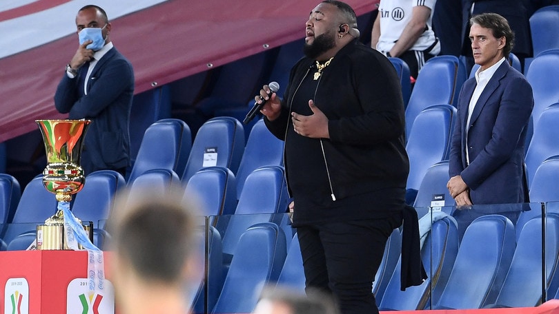 Napoli-Juve, Sylvestre dimentica l'Inno d'Italia: imbarazzo all'Olimpico