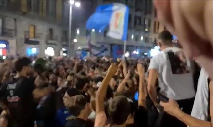 Napoli esplode di gioia: festa in piazza!