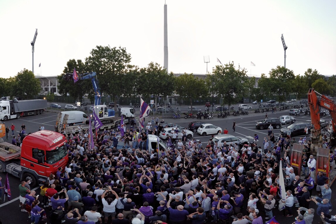 Fiorentina, i tifosi manifestano con gru e ruspe per il nuovo stadio